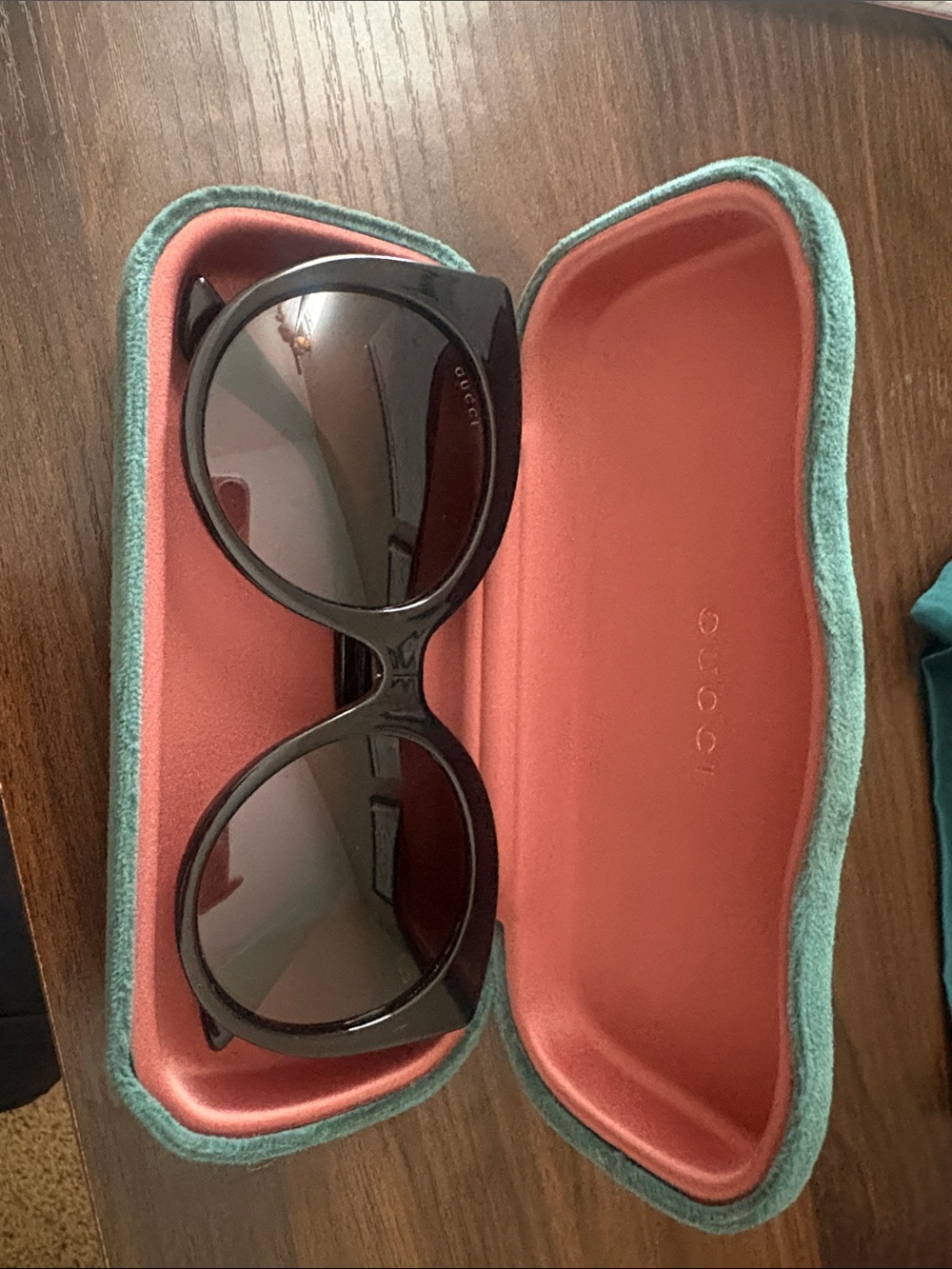 Gucci Black Round Sunglasses with green Case